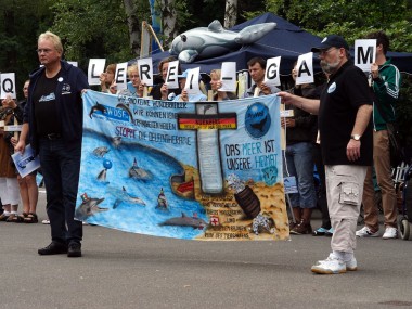Demonstranten vor dem Zoo Nürnberg (Foto: Rüdiger Hengl)
