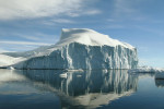 Ein Eisberg spiegelt sich im Wasser
(Foto: Frank Blache)