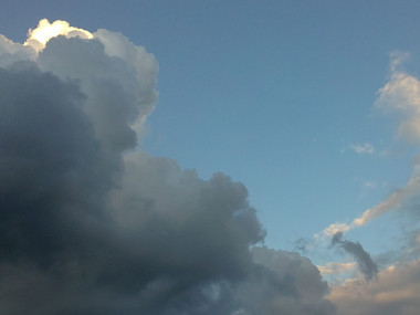 Der Delfin in den Wolken ...  (Foto: Daniel Bockshecker)