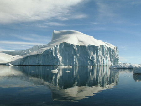 Ein Eisberg spiegelt sich im Wasser (Foto: Frank Blache)
