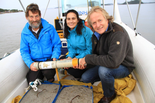 Dr. Mats Amundin, Dr. Marta Cremer und Dr. Lorenzo von Fersen mit dem ersten C-POD (Foto: Yaqu Pacha)
