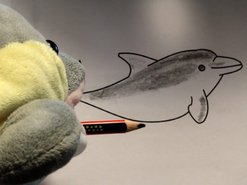 FINN zeichnet einen Delfin. (Foto: Rüdiger Hengl)
