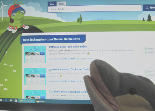 Der kleine Delfin FINN und sein grüner Namensvetter (Foto: Susanne Gugeler)